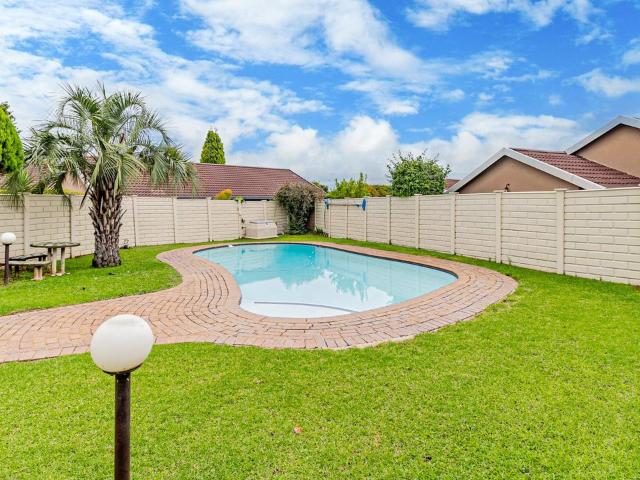 3 Bedroom townhouse sectional for sale in Sundowner, Randburg