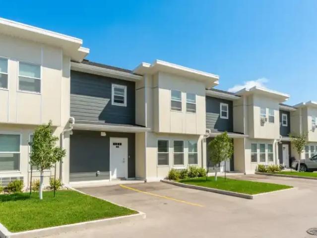 3 Bedroom Townhouse Selkirk MB 103568567