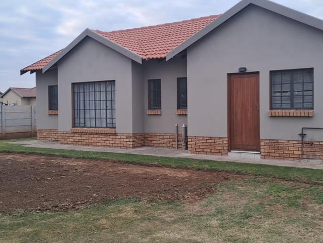 3 Bedroom Townhouse To Let in Waterkloof AH