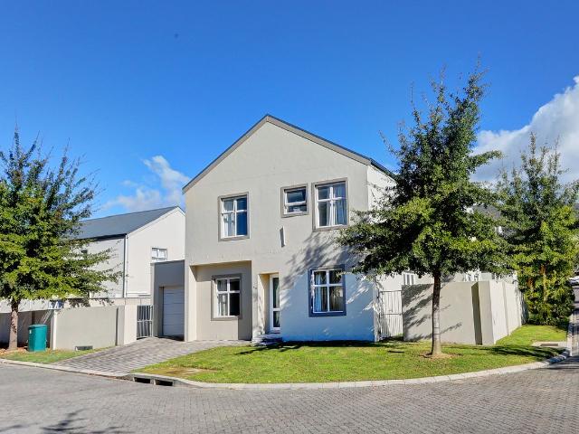 3 Bedroom Townhouse To Let in Honeydew Country Estate