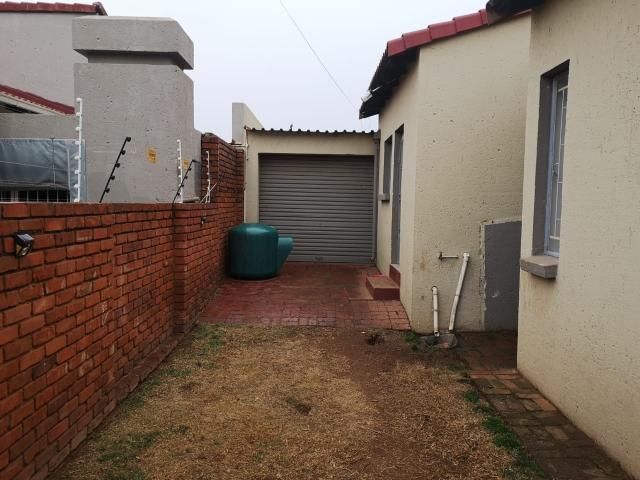 3 Bedroom Townhouse To Rent in Bergsig