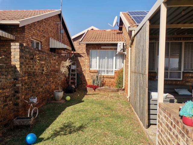 3 Bedroom Townhouse To Rent in Eldoraigne