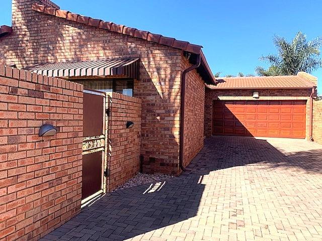 3 Bedroom Townhouse To Rent in Honeydew Manor