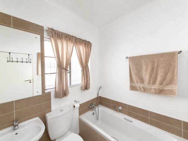 3 Bedroom Townhouse To Rent in Mooikloof Ridge