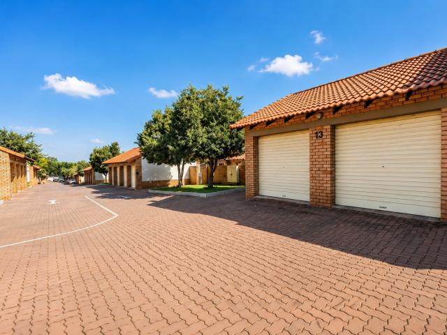 3 Bedroom Townhouse To Rent in Mooikloof Ridge