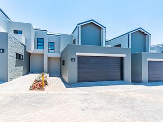 3 bedroom townhouse to rent in midst.