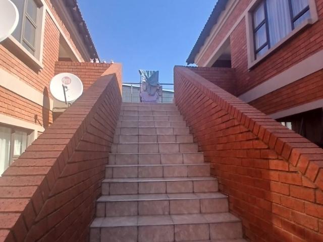 3 Bedroom Townhouse To Rent in South Crest