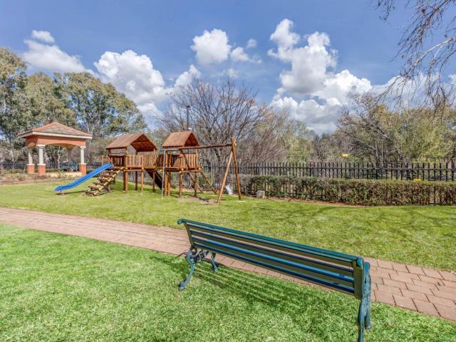 3 Bedroom Townhouse To Rent in Paulshof
