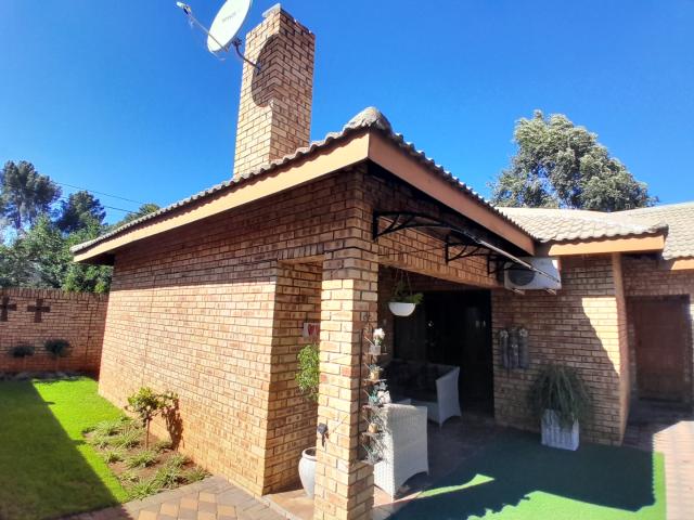 3 Bedroom Townhouse To Rent in Rhodesdene