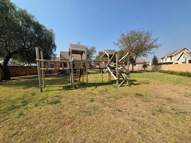 3 Bedroom Townhouse To Rent in Willow Park