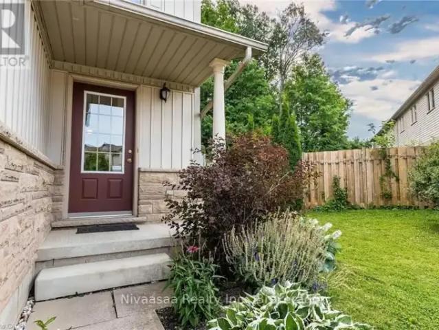 3 Bedroom Townhouse Waterloo ON 102339262
