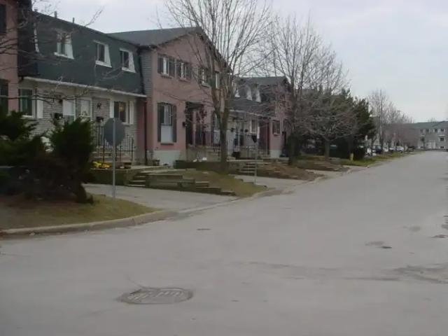 3 Bedroom Townhouse Welland ON 99262137