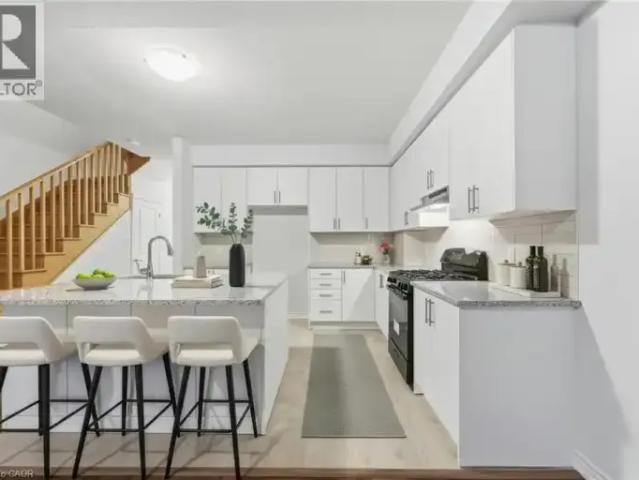 3 Bedroom Townhouse Welland ON LS102915400