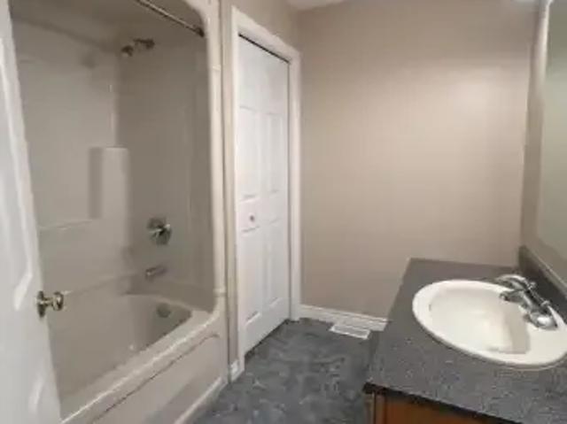 3 Bedroom Townhouse Windsor ON LS102883771