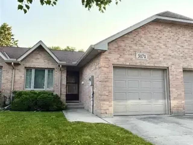3 Bedroom Townhouse Windsor ON LS102915438