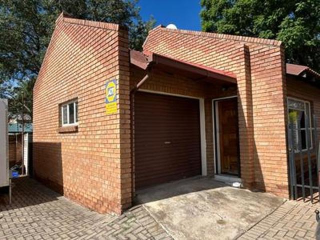 3 bedroom townhouse with a single lo.