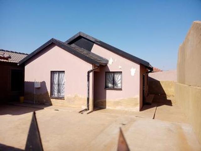 3 bedroom to let protea glen 13