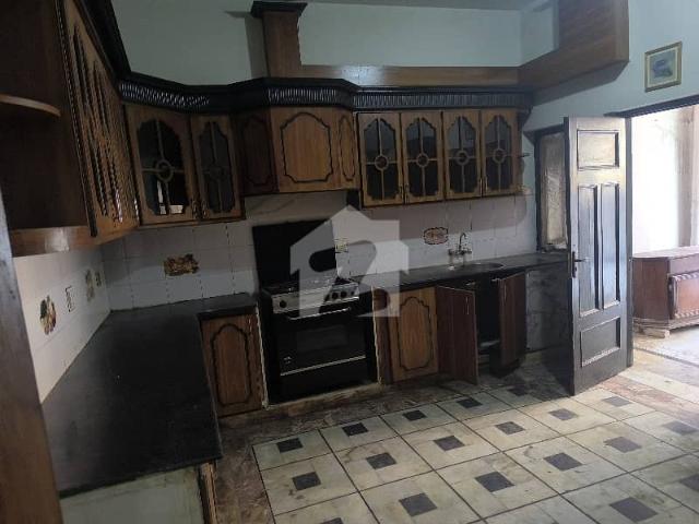 3 Bedrooms And 3 Bathrooms DD TV Lounge Kitchen
