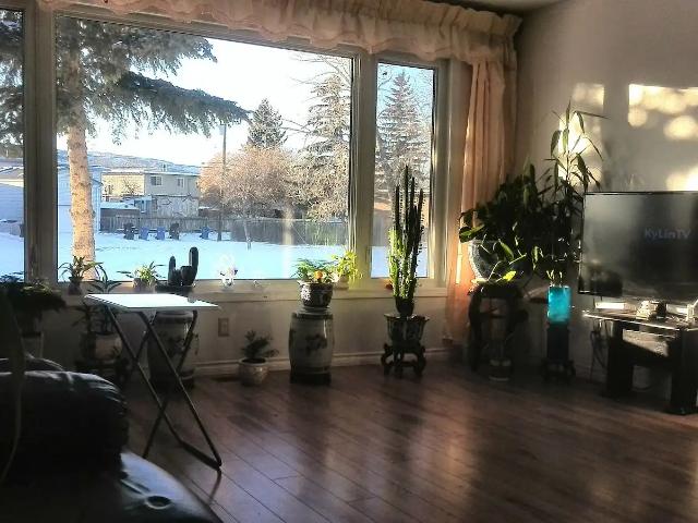 3 bedrooms Main floor in Center street Bus 15 minutes to core area $1400