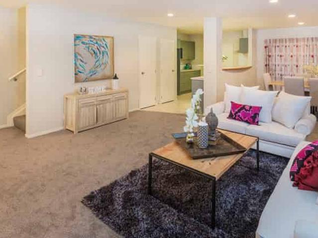 3 Bedrooms Townhouse in Golfland