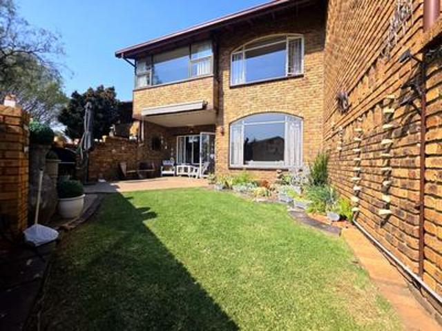 3 bedrooms townhouse on the market i.