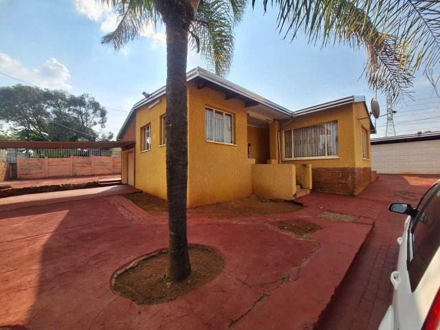 3 BEDROOMS, 2 BATHROOM FAMILY HOUSE WITH OUTSIDE ROOMS IN DANVILLE