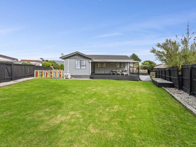 3 Beds 1 Bath Family Home with Large Backyard
