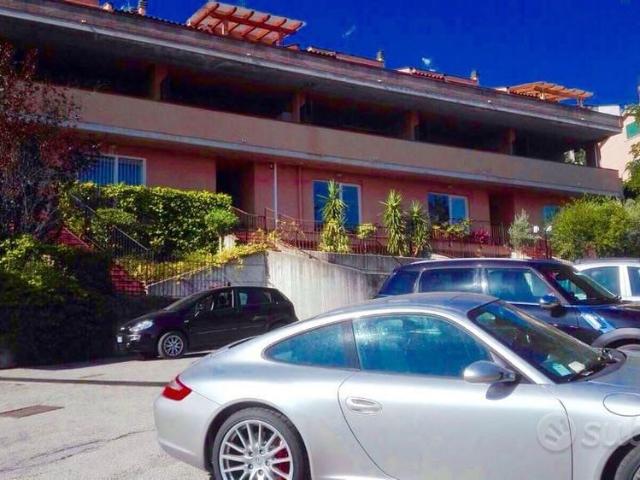 3 belle singole con terrazzo e giardino in villa