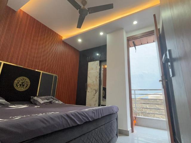 3 BHK Apartment in Dwarka Mor for resale New Delhi. The reference number is 20582752