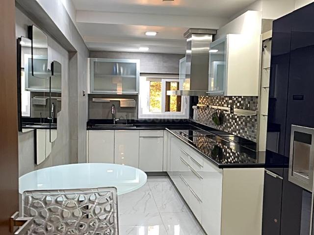 3 BHK Apartment in Juhu for rent Mumbai. The reference number is 19170397
