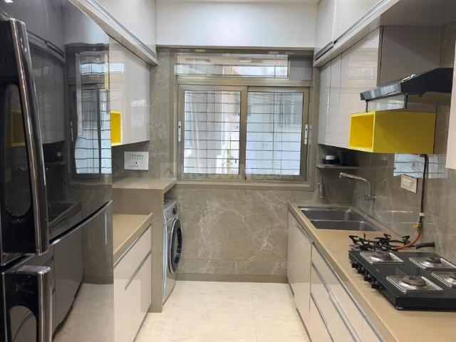 3 BHK Apartment in Vile Parle West for resale Mumbai. The reference number is 16530352