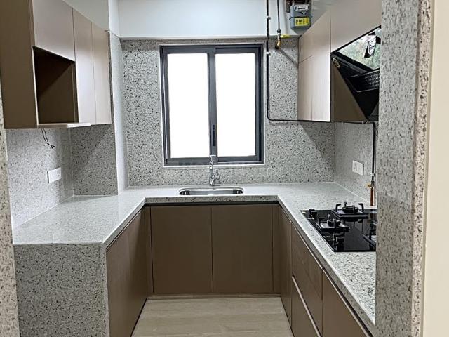 3 BHK Apartment in Juhu for resale Mumbai. The reference number is 17573259