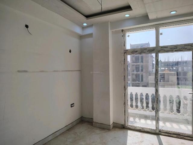 3 BHK Apartment in Noida Extension for resale Greater Noida. The reference number is 19607630