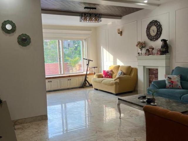 3 BHK Apartment in Sarita Vihar for resale New Delhi. The reference number is 20576375