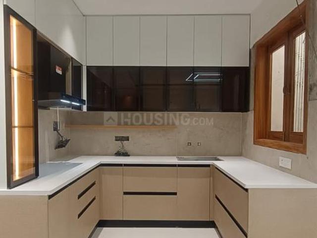 3 BHK Apartment in Sector 14 for rent Gurgaon. The reference number is 20060290