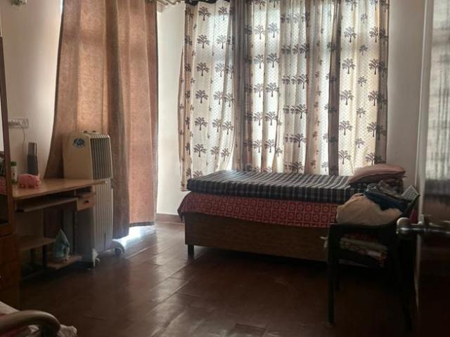 3 BHK Apartment in Sector 14 for rent Gurgaon. The reference number is 20323370