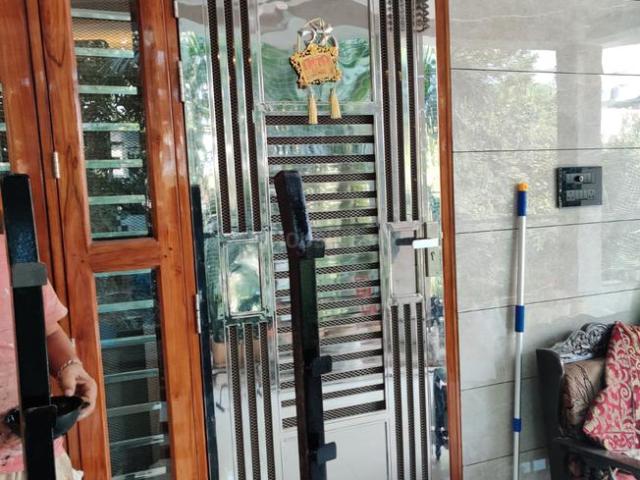 3 BHK Apartment in Sector 18 Rohini for resale New Delhi. The reference number is 19747993