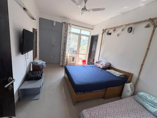 3 BHK Apartment in Sector 33 for rent Gurgaon. The reference number is 19886199