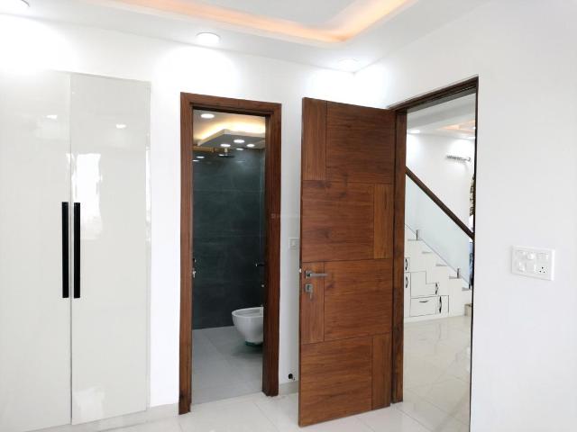 3 BHK Apartment in Sector 3 Dwarka for resale New Delhi. The reference number is 20135710