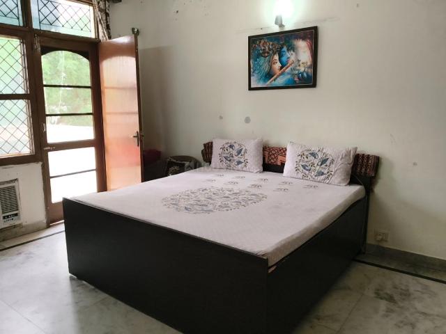 3 BHK Apartment in Sector 54 for rent Gurgaon. The reference number is 20672102