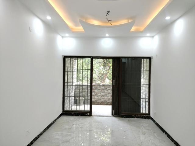 3 BHK Apartment in Sector 5 Dwarka for resale New Delhi. The reference number is 20142787