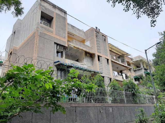 3 BHK Apartment in Sector 9 Rohini for resale New Delhi. The reference number is 20604481