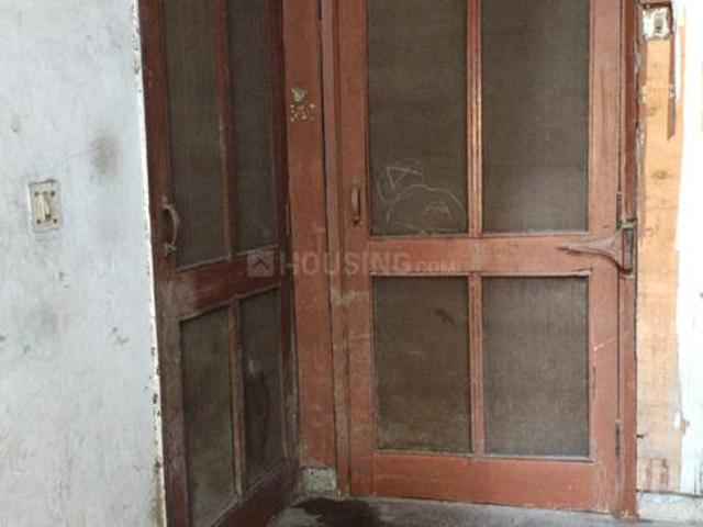 3 BHK Apartment in Shalimar Bagh for resale New Delhi. The reference number is 18368001