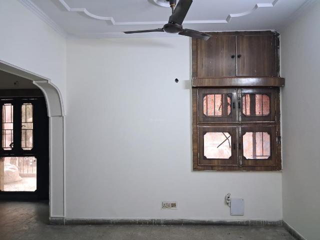 3 BHK Apartment in Paschim Vihar for resale New Delhi. The reference number is 20217152