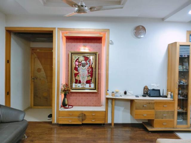 3 BHK Apartment in Ramdev Nagar for rent Ahmedabad. The reference number is 18106136