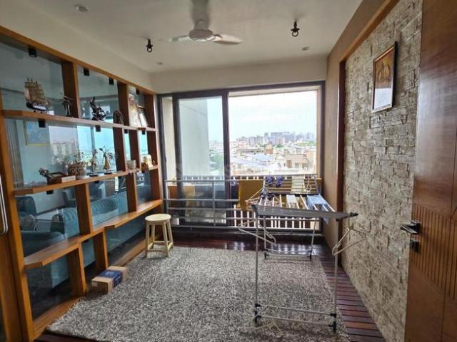 3 BHK Apartment in Thaltej for resale Ahmedabad. The reference number is 20118752