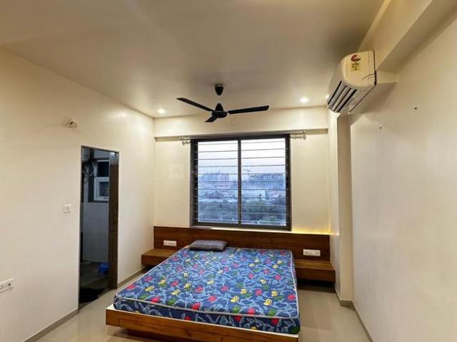 3 BHK Apartment in Vaishno Devi Circle for rent Ahmedabad. The reference number is 19435320
