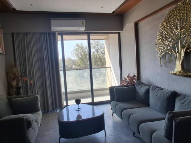 3 BHK Apartment in Vaishno Devi Circle for rent Ahmedabad. The reference number is 19611213