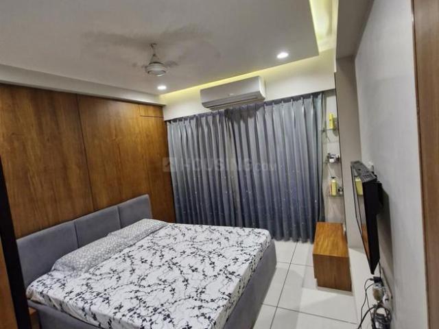 3 BHK Apartment in Vaishno Devi Circle for rent Ahmedabad. The reference number is 19701639
