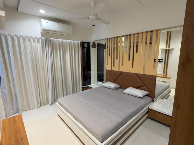 3 BHK Apartment in Vaishno Devi Circle for rent Ahmedabad. The reference number is 19867435